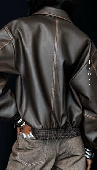 Chaqueta efecto piel Bershka marrón