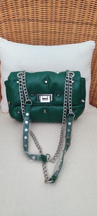 Bolso Verde Stradivarius con Tachuelas