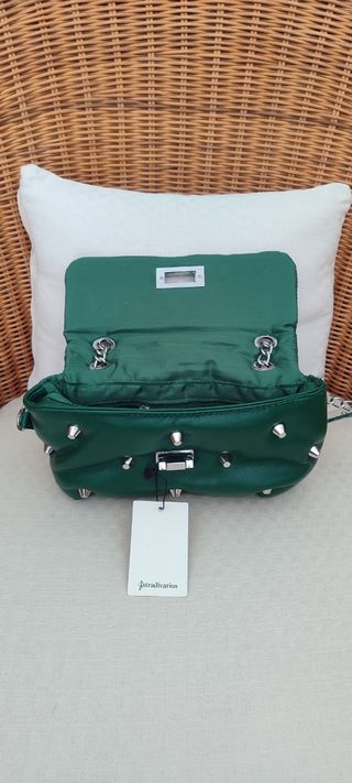 Bolso Verde Stradivarius con Tachuelas