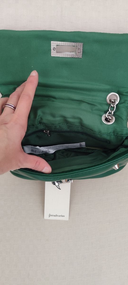 Bolso Verde Stradivarius con Tachuelas
