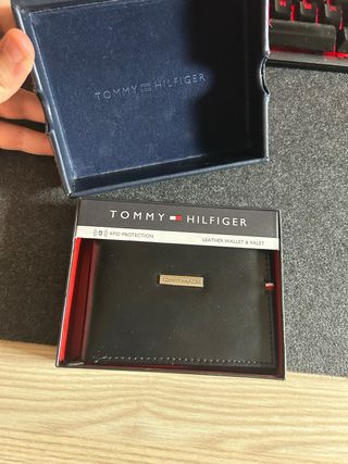 Cartera Tommy Hilfiger Negra