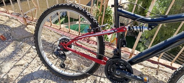 Bicicleta Montaña Negra y Roja 20 pulgadas.