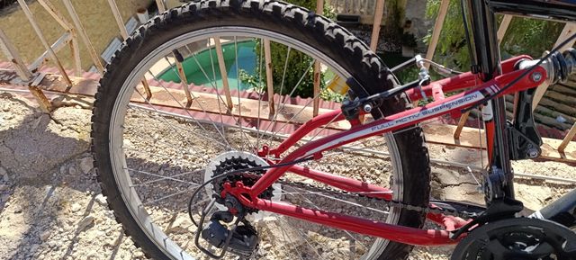 Bicicleta Montaña Negra y Roja 20 pulgadas.