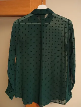 Camisa verde Stradivarius lunares