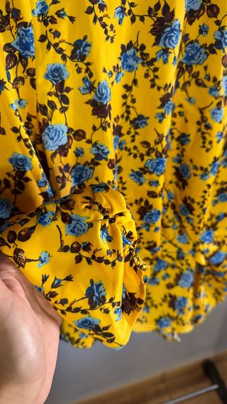 Blusa floral amarilla y azul