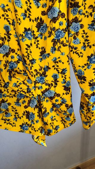 Blusa floral amarilla y azul