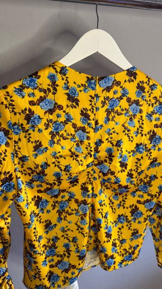 Blusa floral amarilla y azul