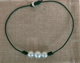 Gargantilla de cuero con perlas