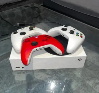 Xbox Series S Blanca con 512 GB, con tres mandos.