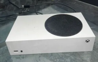 Xbox Series S Blanca con 512 GB, con tres mandos.