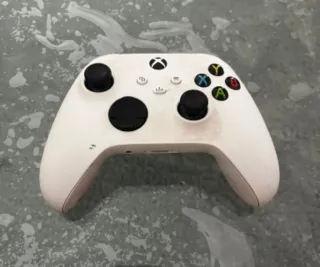 Xbox Series S Blanca con 512 GB, con tres mandos.