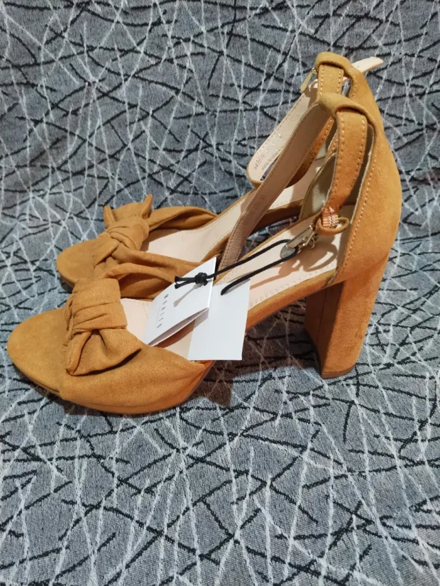 Zapatos de tacón de ante marrón