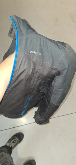 Cazadora Quechua negra y azul