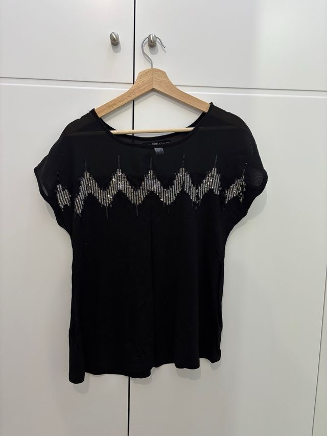 Blusa negra con lentejuelas