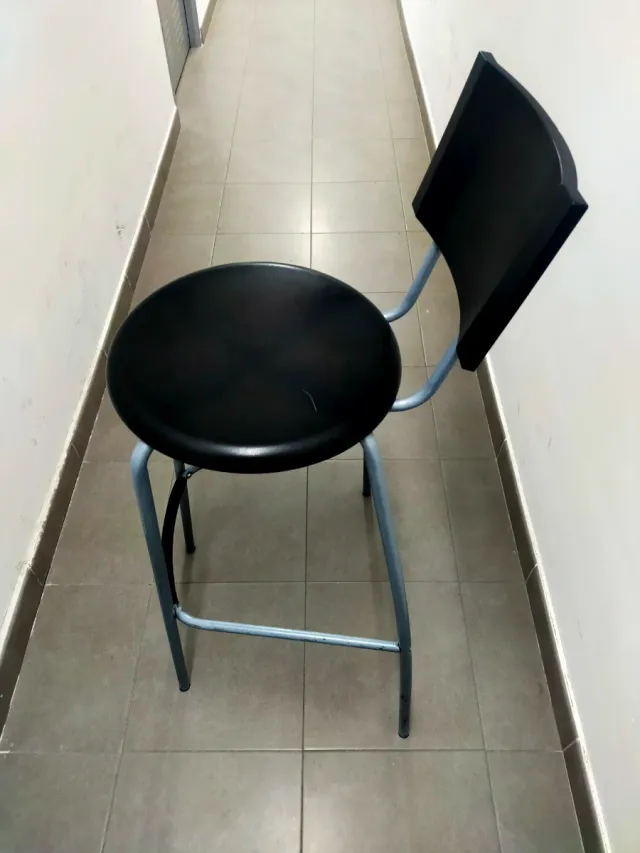 Taburete de bar negro y gris