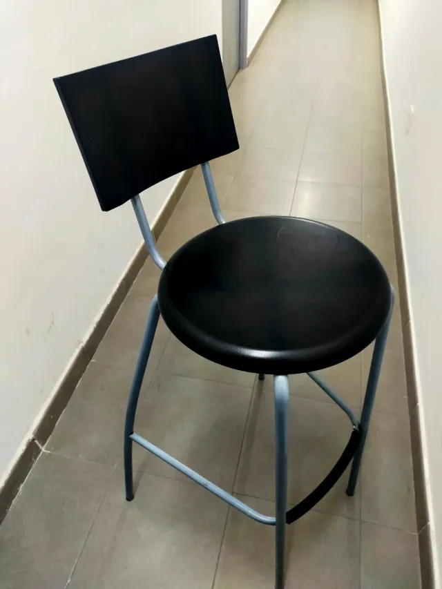 Taburete de bar negro y gris