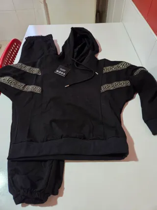 Chándal Negro Talla S con Bordado Dorado