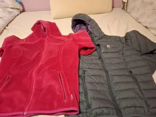 Cazadoras rosa y gris