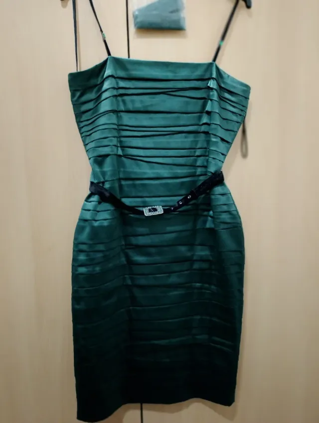 Vestido de fiesta verde con cinturón