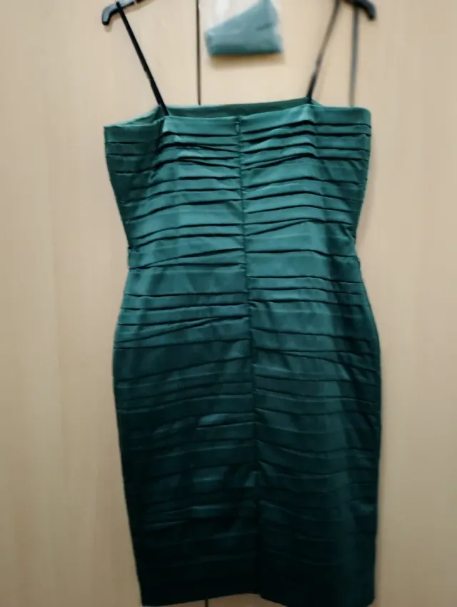 Vestido de fiesta verde con cinturón