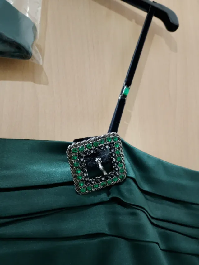 Vestido de fiesta verde con cinturón