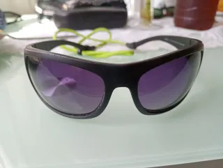 Gafas de sol negras y moradas
