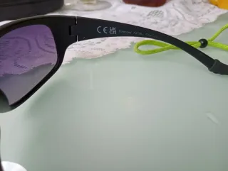 Gafas de sol negras y moradas