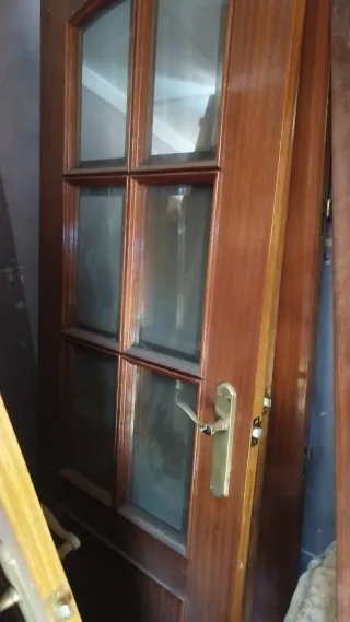 Puerta de madera con cristales