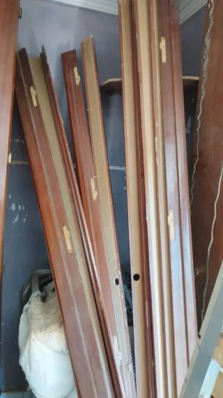 Puerta de madera con cristales