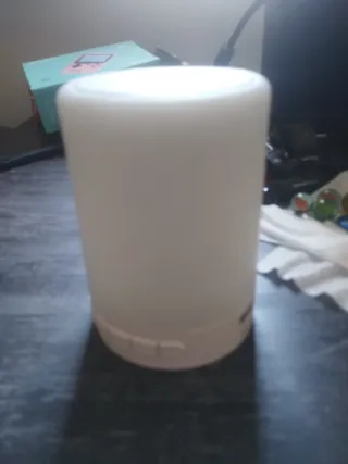 Altavoz LED multicolor y blanco