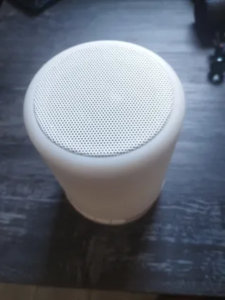 Altavoz LED multicolor y blanco