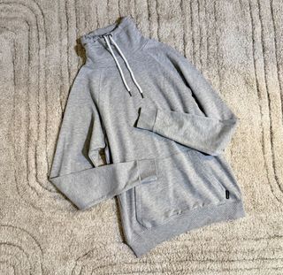 Sudadera gris con cuello alto