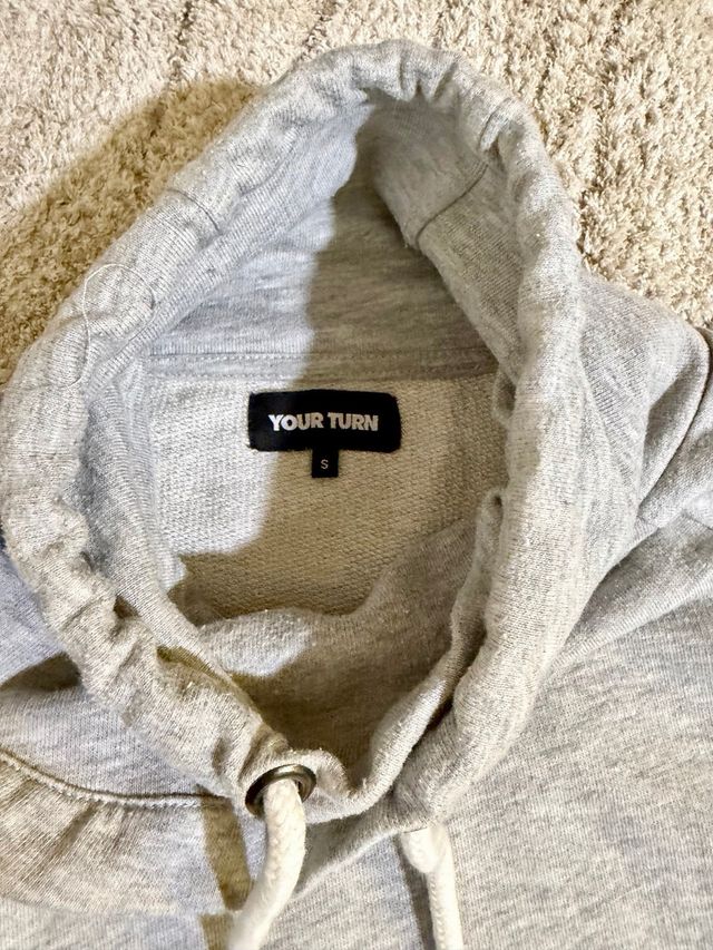 Sudadera gris con cuello alto