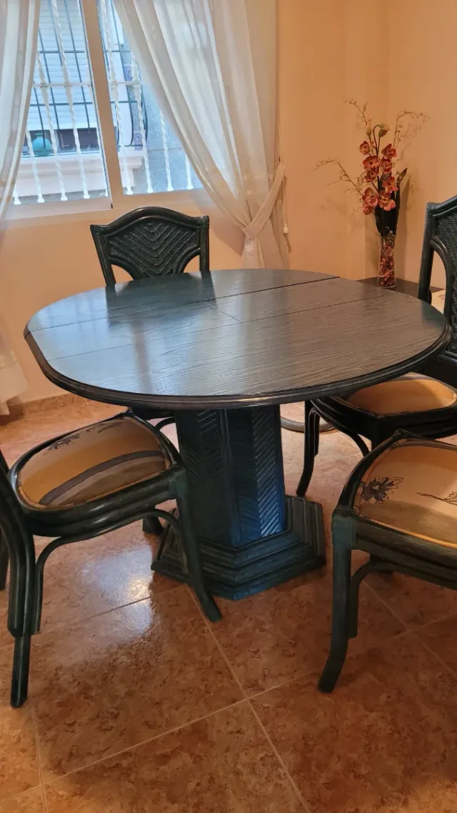 Mesa extensible madera lacada + 6 sillas