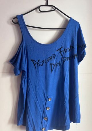 Camiseta azul hombro descubierto