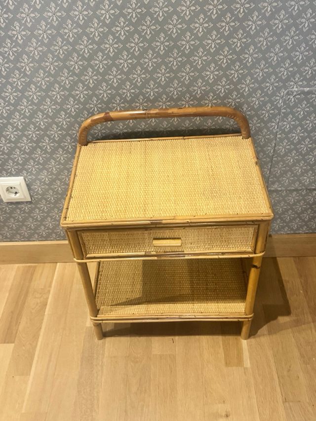 Comodino in vimini/rattan