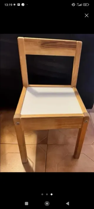 Mesa de madera con tablero blanco y dos sillas