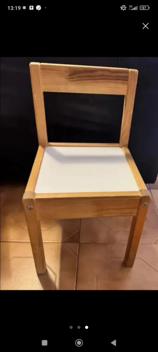 Mesa de madera con tablero blanco y dos sillas