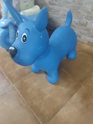 Pelota saltarina azul para niños