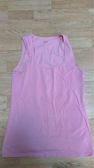 Camisetas de tirantes con encaje y una básica 