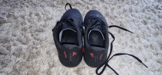 Botas de fútbol Adidas niño negras y rojas