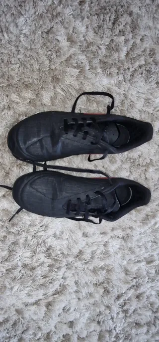 Botas de fútbol Adidas niño negras y rojas