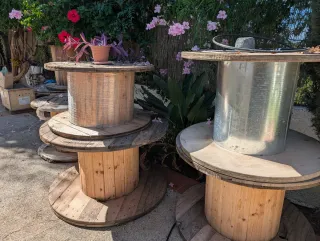 Bobinas grandes de madera y metal