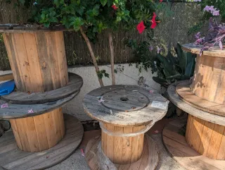 Bobinas grandes de madera y metal