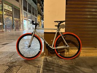 Bicicleta Fixie Gris Ruedas Rojas