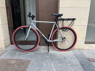 Bicicleta Fixie Gris Ruedas Rojas