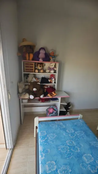Habitación infantil blanco con detalles rosas