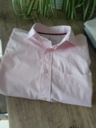 Camisa Oxford Rosa Talla L, tiene una puesta.