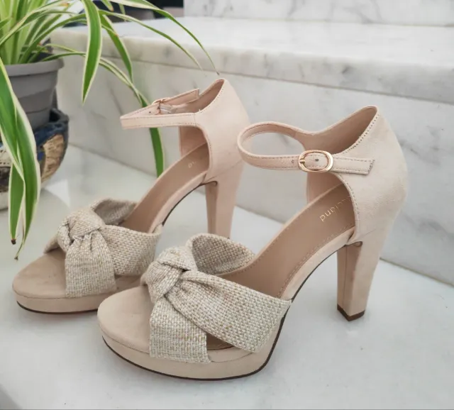 Zapatos de tacón beige con nudo