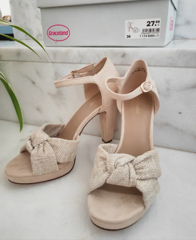 Zapatos de tacón beige con nudo